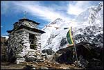 Symbolick cintorn pod Everestom (foto Horniov)